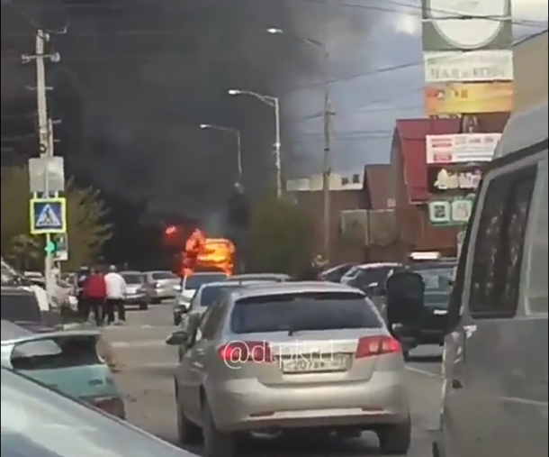 В Усть-Лабинске посреди улицы загорелся пассажирский автобус