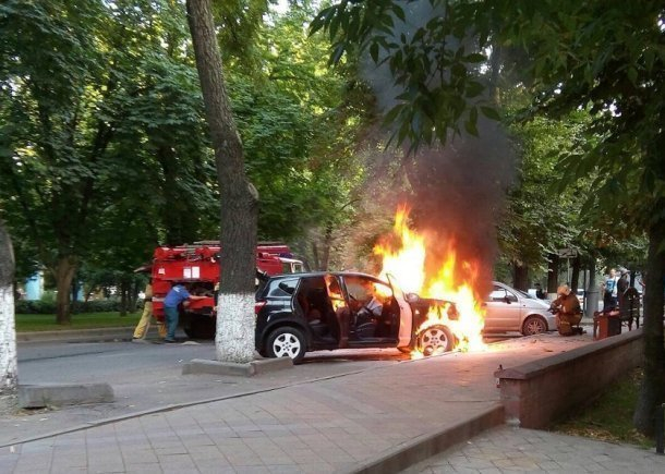 В центре Краснодара сгорела иномарка