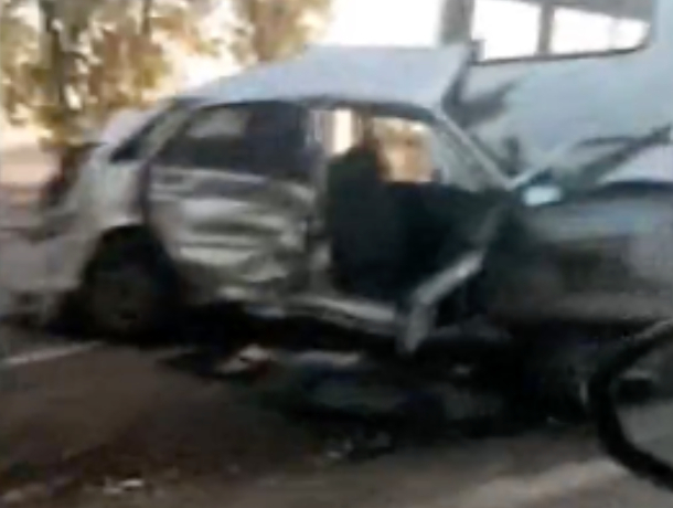 В Сети появилось видео жуткой аварии с пятью машинами на Кубани
