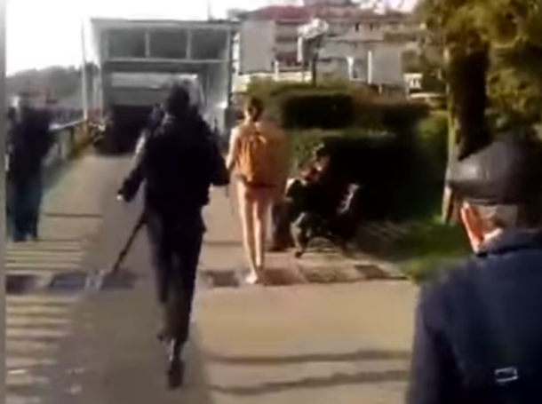 Полицейские гонялись за голым мужиком по Сочи