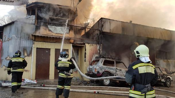 Более часа тушили крупный пожар на авторынке в Сочи