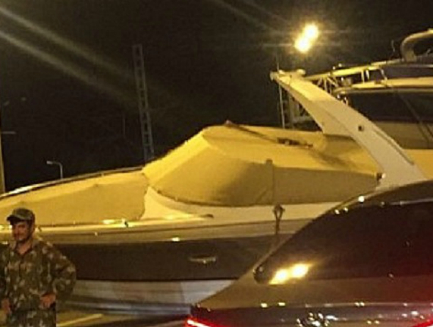 «Приплыли»: в Сочи выпавший на дорогу катер заблокировал движение на мосту