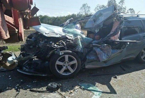 Водитель внедорожника погиб, залетев под «КамАЗ» в Усть-Лабинском районе