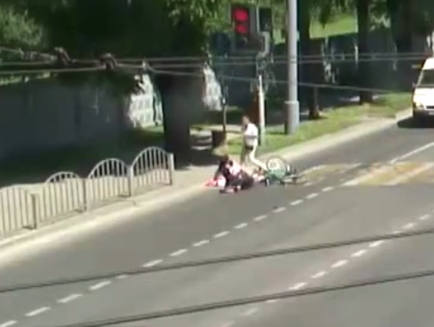 В Краснодаре велосипедист сбил женщину и попал на видео