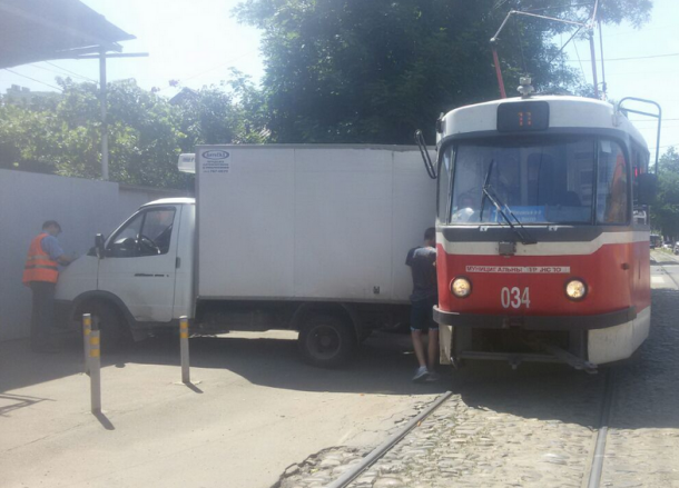 «ГАЗель» врезалась в трамвай в Краснодаре: общественный транспорт «встал»