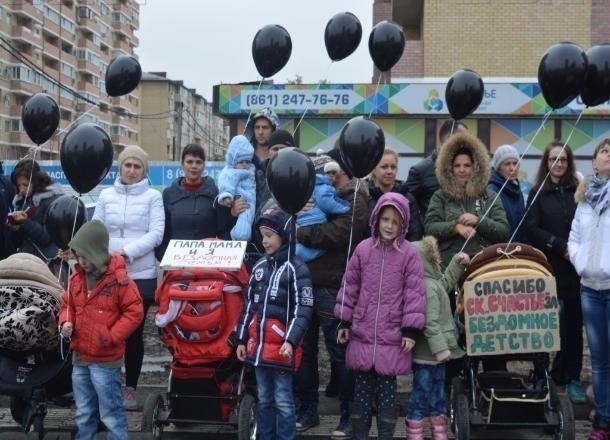 Дольщики ЖК «Счастье» в Краснодаре установили перед своим недостроенным домом палатки и объявили голодовку