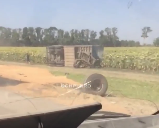 «КамАЗ» улетел в поле после ДТП и рассыпал зерно в Динском районе