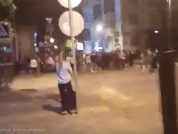 Полиция Краснодара устанавливает личности людей, танцевавших лезгинку в полночь