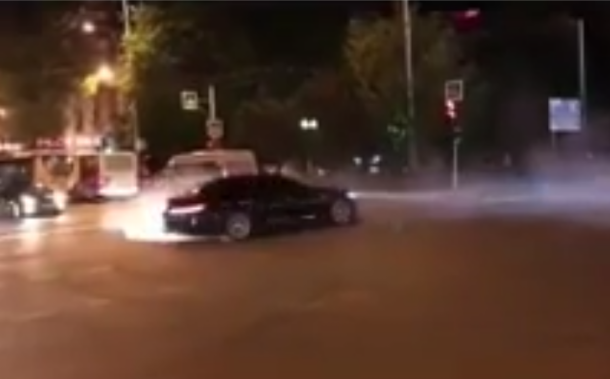 Лихач на BMW устроил опасный дрифт в центре Краснодара