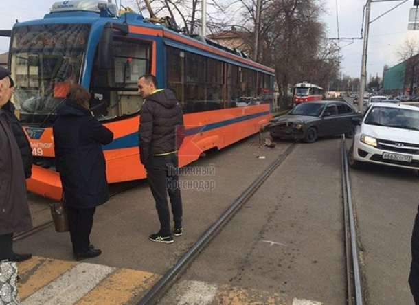 В Краснодаре два трамвая попали в ДТП