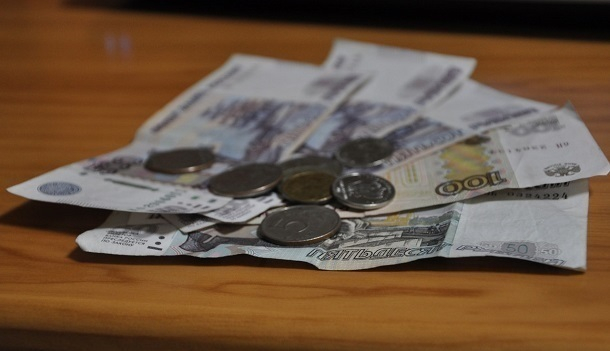 В Краснодаре 55-летняя женщина отобрала у пенсионера деньги