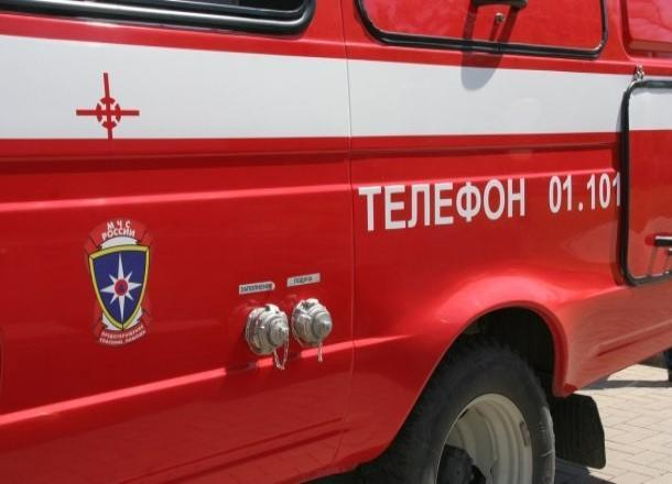 В Сочи в пожаре сгорели три автомобиля и строительные вагончики