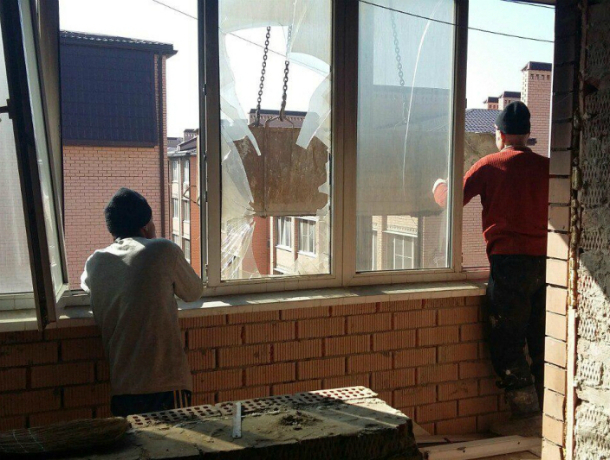 В Краснодаре в сгоревшем самострое начали отделочный ремонт и поменяли двери