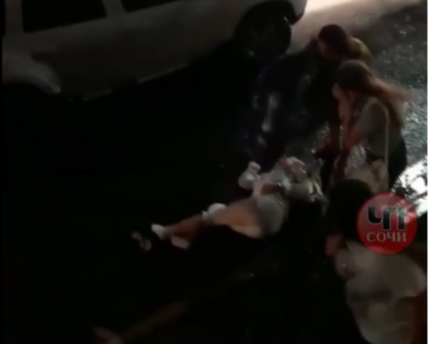 Двух женщин и 14-летнюю девушку сбил таксист в Сочи