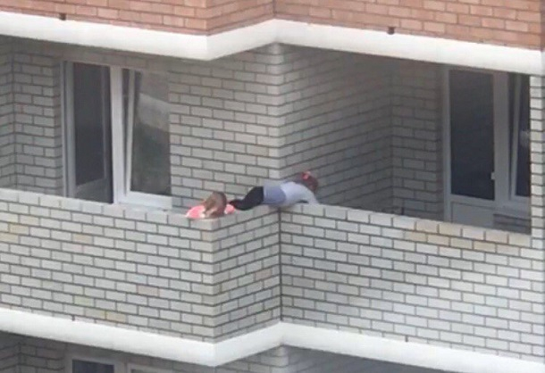 Краснодарец хладнокровно снял на видео, как дети перелезают через балкон на 10 этаже