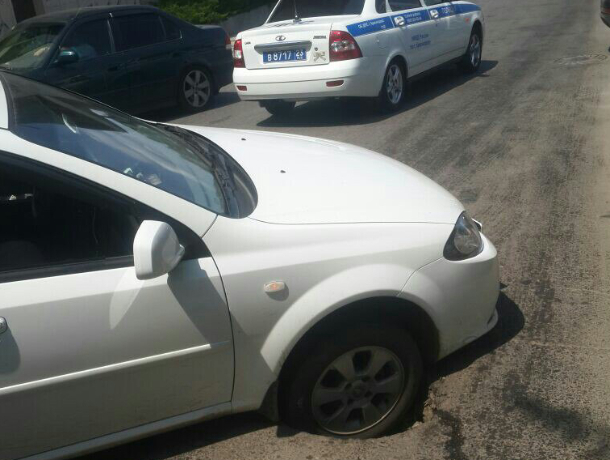 В Краснодаре автомобилист предупредил об опасной яме