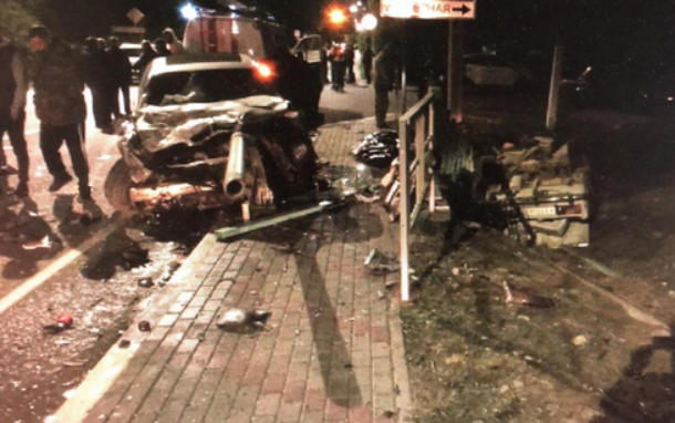 Забор «прошил» BMW, а «шестерка» разорвалась пополам в ночном ДТП в Геленджике