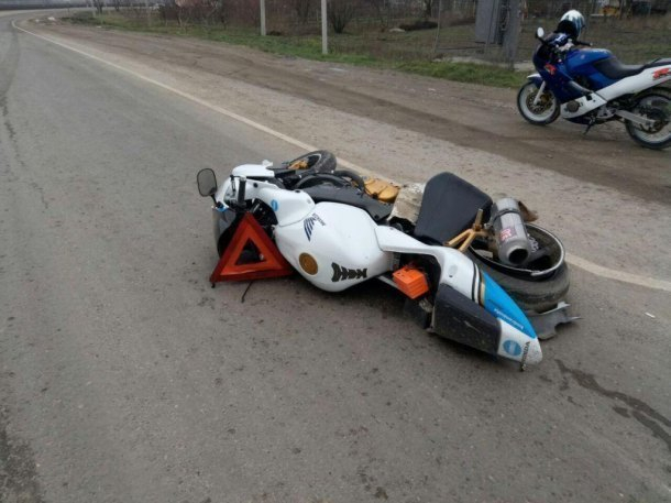 Пассажир мотоцикла упал на дорогу после ДТП в Крымском районе