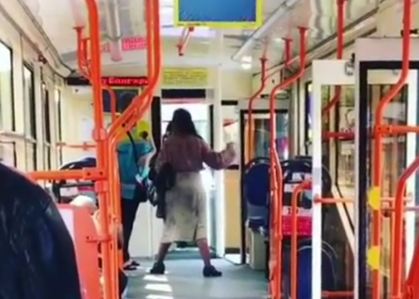 Неадекватная женщина в Краснодаре накинулась и избила кондуктора в трамвае