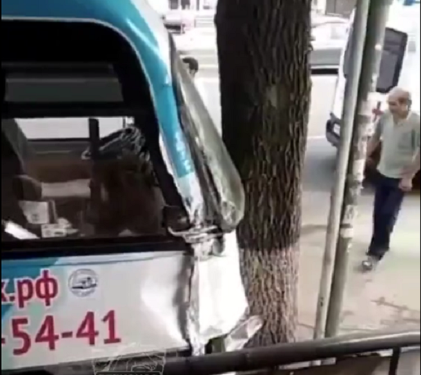 Маршрутка с 20 пассажирами врезалась в дерево в центре Краснодара