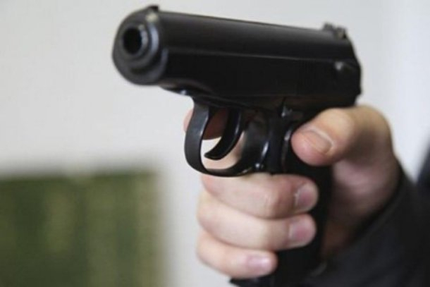 Мужчина с пистолетом в руках не позволил приставам арестовать свою машину на Кубани