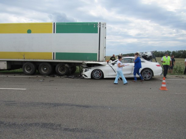 В аварии со стоящей на обочине фурой погибли два человека на Кубани