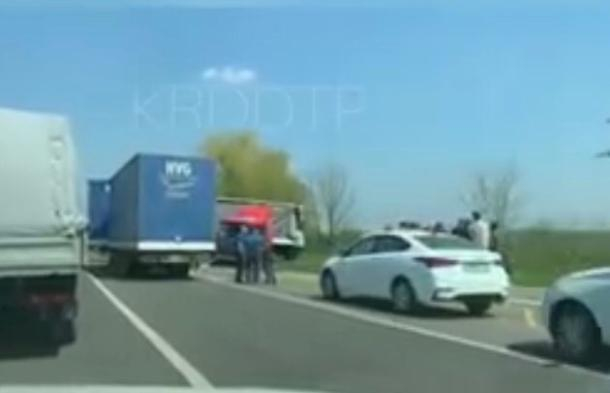 Один человек пострадал в ДТП с двумя фурами под Краснодаром