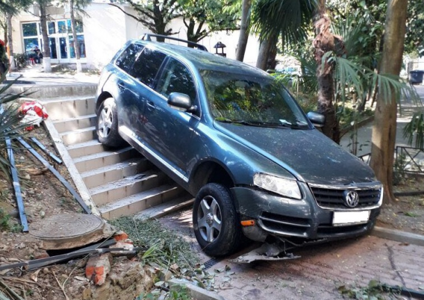 Пьяный водитель на своем внедорожнике слетел с лестницы в Сочи