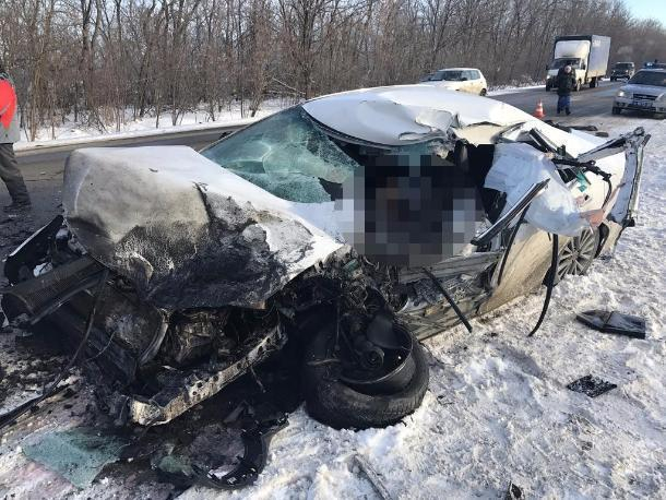 В Краснодарском крае погиб водитель иномарки, врезавшись в грузовик
