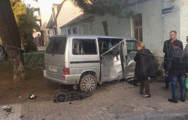 В Анапе в ДТП с двумя микроавтобусами пострадали трое взрослых и ребенок