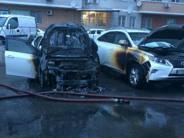 В Краснодаре сгорели одновременно два дорогостоящих авто - «Лексус» и «Тойота Камри»