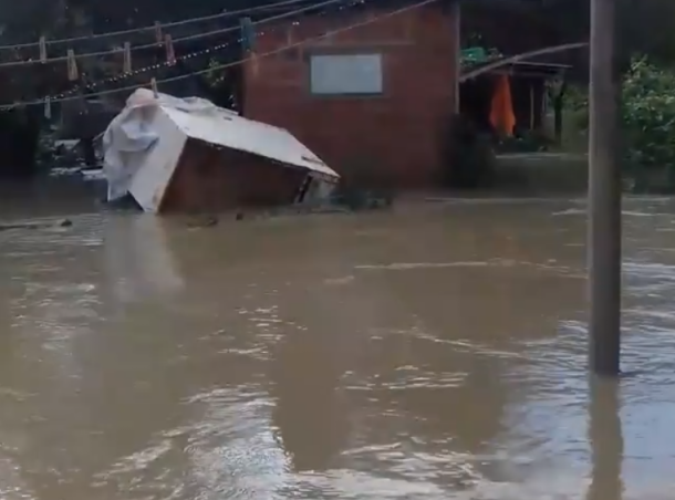 После сильных дождей подмыло федеральную трассу, повредило мост и затопило село на Кубани