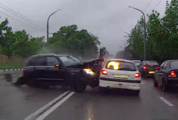 Семь машин протаранил внедорожник в Новороссийске