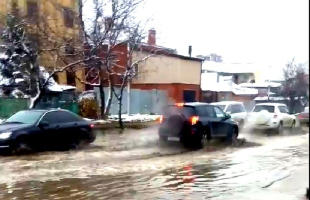 После снегопада в Краснодаре затопило улицу Новороссийскую