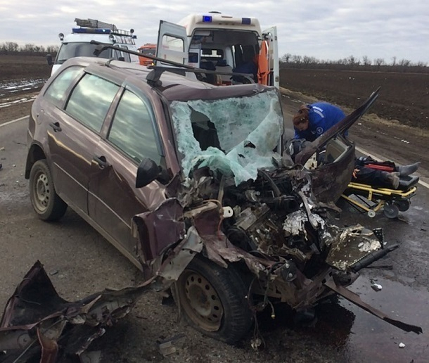 В жесткой аварии на Кубани водителя отечественного автомобиля зажало в салоне