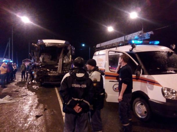 В Гулькевичском районе столкнулись пассажирский автобус и грузовик