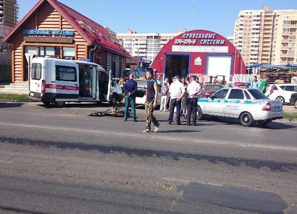 В Краснодаре водитель «Хонды» сбил двух мопедистов: их госпитализировали