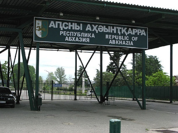 Жителя Абхазии поймали на сочинской границе с партией наркотиков