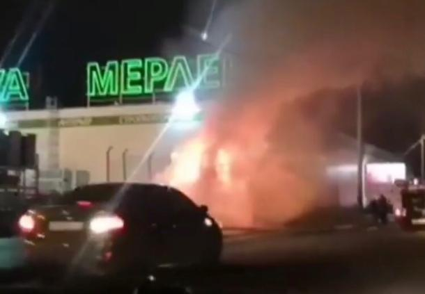 В Краснодаре около торгового центра дотла сгорела фура