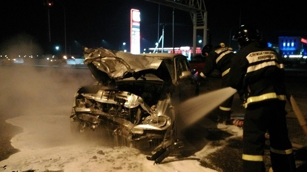 На парковке краснодарского ТЦ после аварии сгорела «Волга»