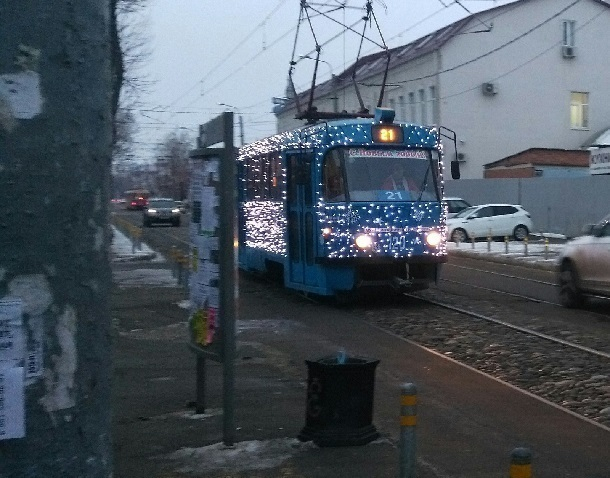 Фотографии новогодних трамваев в Краснодаре набирают популярность