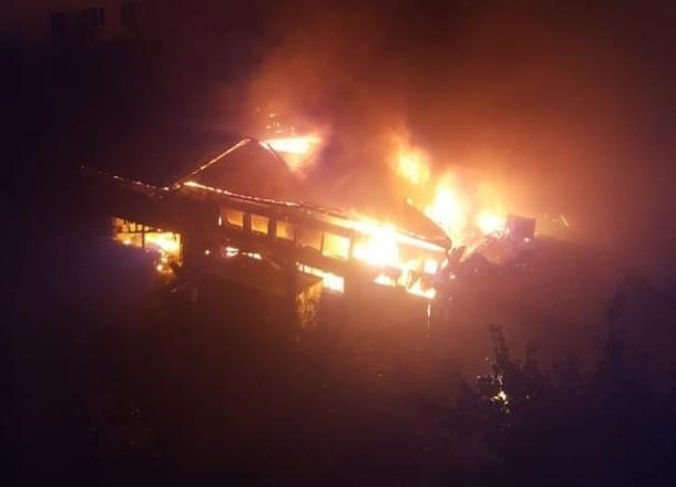 Крупный пожар тушили всю ночь в Краснодаре