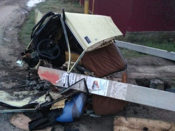 В Динском районе после столкновения со столбом «пятерку» разорвало на три части