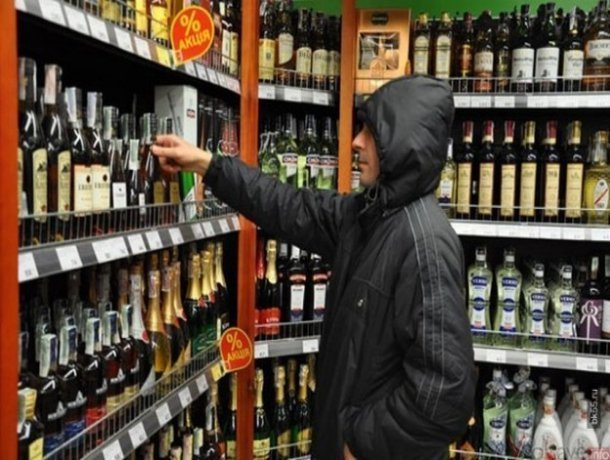 Пьяный мужчина в Краснодаре взял в магазине бутылку коньяка и убежал