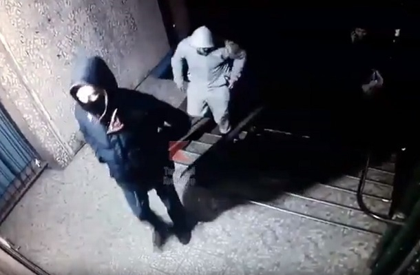 Ограбление женщины возле подъезда в Краснодаре попало на видео