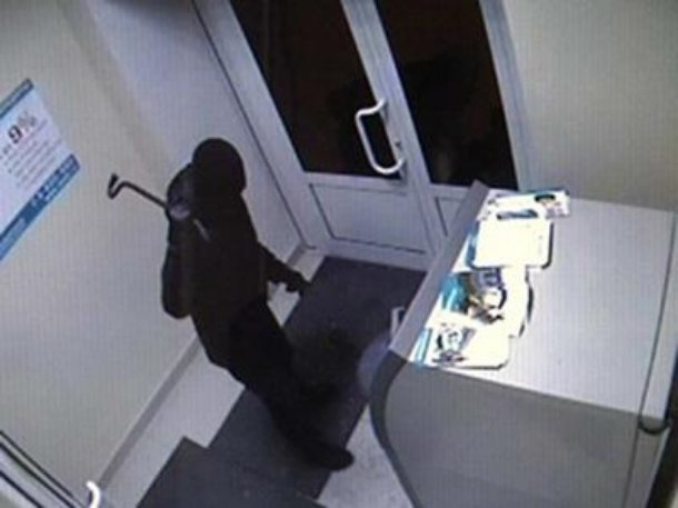 На Кубани трое мужчин вырвали банкомат из стены и похитили 2,2 млн рублей