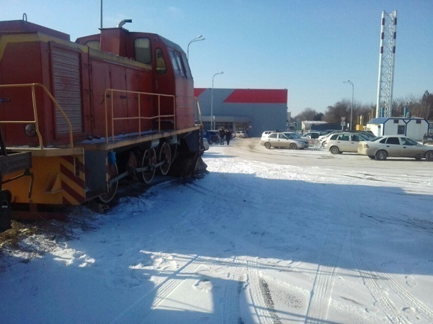 В Тимашевске на парковку супермаркета заехал поезд