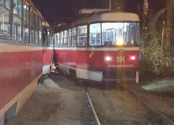 В Краснодаре из-за неправильно установленной стрелки столкнулись два трамвая