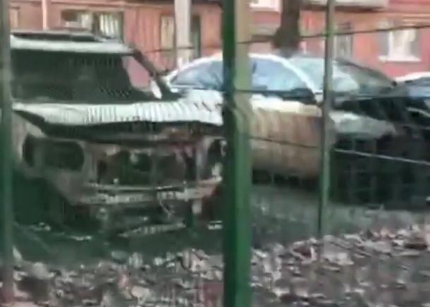 В Краснодаре на парковке жилого дома сгорел внедорожник