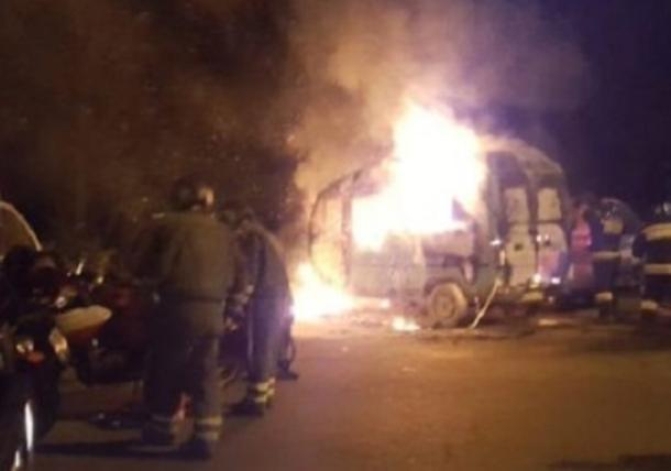 В Сочи загорелись три автомобиля: пламя перекинулось с грузовика
